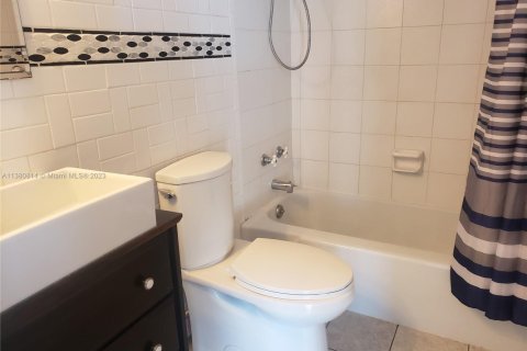 Condo in Hollywood, Florida, 1 bedroom  № 2017138 - photo 15