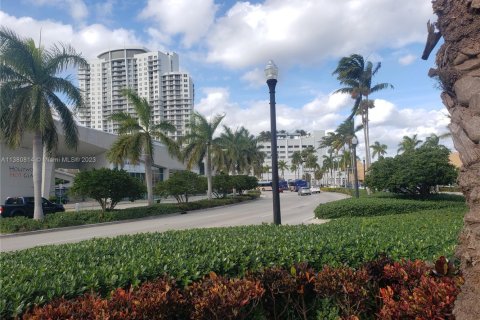 Condo in Hollywood, Florida, 1 bedroom  № 2017138 - photo 3