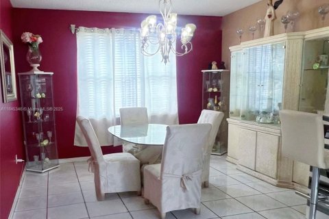 House in Davie, Florida 4 bedrooms, 197.32 sq.m. № 1329783 - photo 10