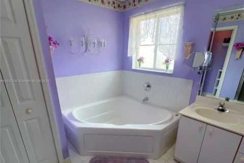 House in Davie, Florida 4 bedrooms, 197.32 sq.m. № 1329783 - photo 24