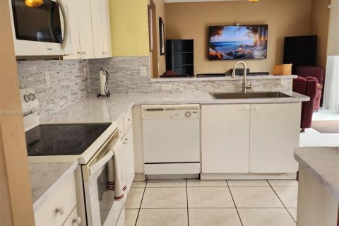 House in Davie, Florida 4 bedrooms, 197.32 sq.m. № 1329783 - photo 12