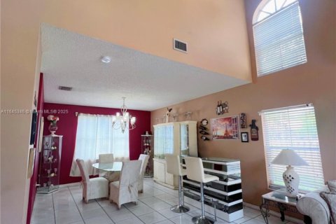 House in Davie, Florida 4 bedrooms, 197.32 sq.m. № 1329783 - photo 8
