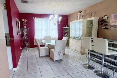 House in Davie, Florida 4 bedrooms, 197.32 sq.m. № 1329783 - photo 9