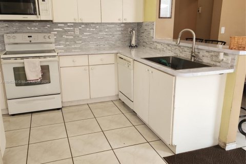 House in Davie, Florida 4 bedrooms, 197.32 sq.m. № 1329783 - photo 13