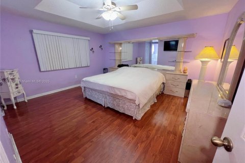 House in Davie, Florida 4 bedrooms, 197.32 sq.m. № 1329783 - photo 27