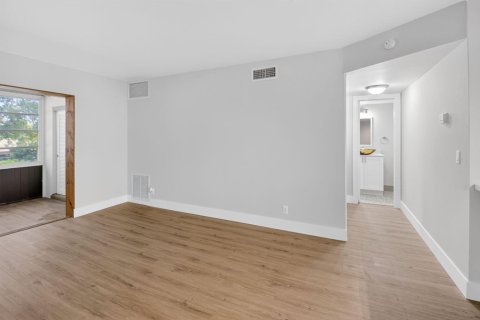 Condo in Boynton Beach, Florida, 1 bedroom № 2242891 - photo 12