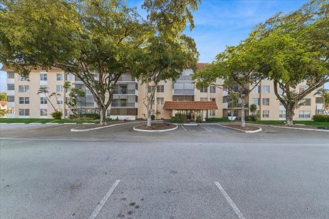 Condominio en alquiler en Lauderhill, Florida, 2 dormitorios, 94.39 m2 № 2087928 - foto 3