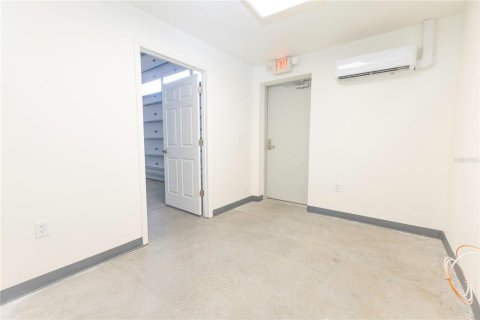 Commercial property in Oxford, Florida 297.29 sq.m. № 2197173 - photo 8