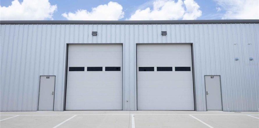 Commercial property in Oxford, Florida 297.29 sq.m. № 2197173