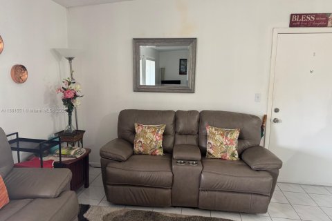 Condo in Tamarac, Florida, 2 bedrooms № 2013866 - photo 11