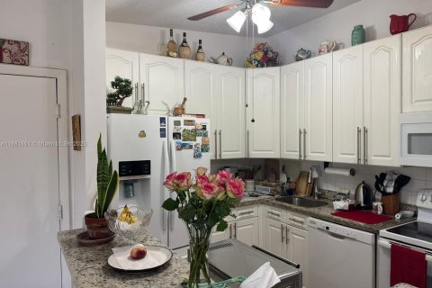 Condo in Tamarac, Florida, 2 bedrooms № 2013866 - photo 6