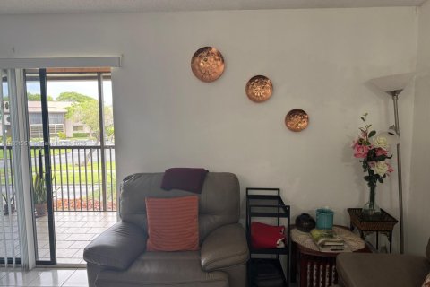 Condo in Tamarac, Florida, 2 bedrooms № 2013866 - photo 12