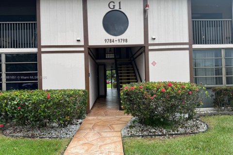 Condo in Tamarac, Florida, 2 bedrooms № 2013866 - photo 2