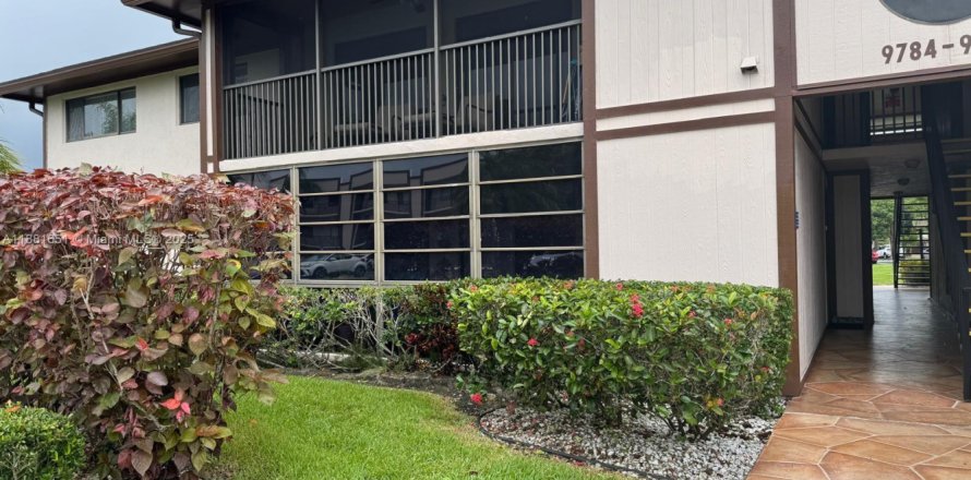 Condo in Tamarac, Florida, 2 bedrooms № 2013866