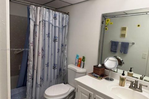 Condo in Tamarac, Florida, 2 bedrooms № 2013866 - photo 18