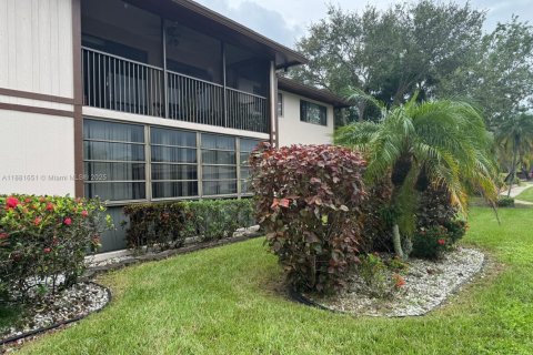 Condo in Tamarac, Florida, 2 bedrooms № 2013866 - photo 3