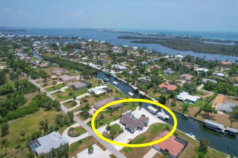 House in Placida, Florida 3 bedrooms, 203.64 sq.m. № 1196082 - photo 1