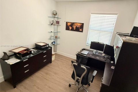 Снять в аренду виллу или дом в Хомстед, Флорида 4 спальни, 226.4м2, № 1875510 - фото 14