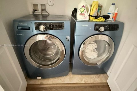 Снять в аренду виллу или дом в Хомстед, Флорида 4 спальни, 226.4м2, № 1875510 - фото 12