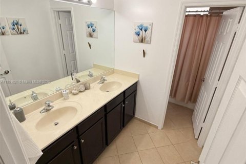 Снять в аренду виллу или дом в Хомстед, Флорида 4 спальни, 226.4м2, № 1875510 - фото 17