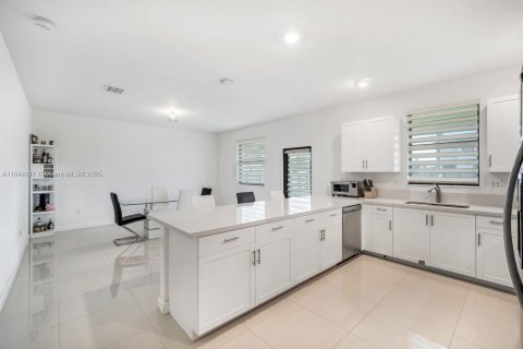 Купить виллу или дом в Майами, Флорида 5 спален, 294.5м2, № 1962182 - фото 11