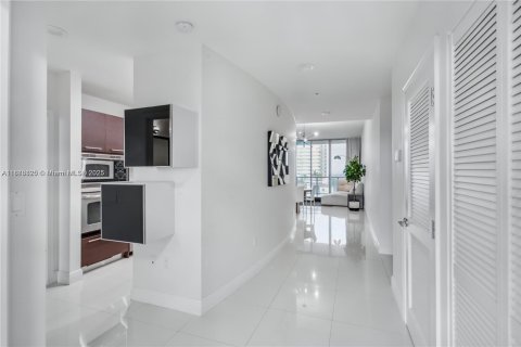 Снять в аренду кондоминиум в Норт-Бей-Виллидж, Флорида 3 спальни, 130.99м2, № 1943781 - фото 14