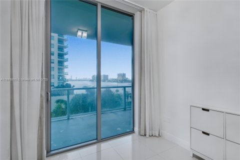 Снять в аренду кондоминиум в Норт-Бей-Виллидж, Флорида 3 спальни, 130.99м2, № 1943781 - фото 7