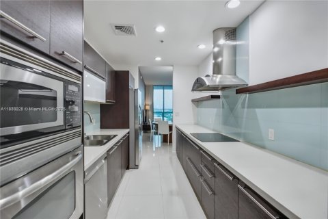 Снять в аренду кондоминиум в Норт-Бей-Виллидж, Флорида 3 спальни, 130.99м2, № 1943781 - фото 6