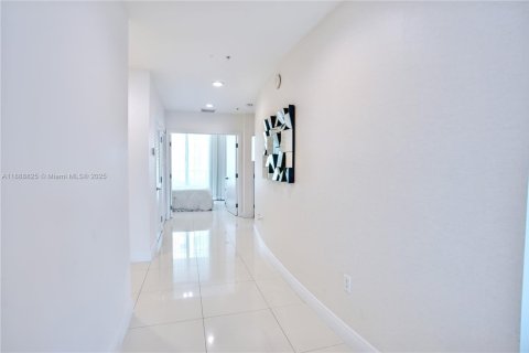 Снять в аренду кондоминиум в Норт-Бей-Виллидж, Флорида 3 спальни, 130.99м2, № 1943781 - фото 18