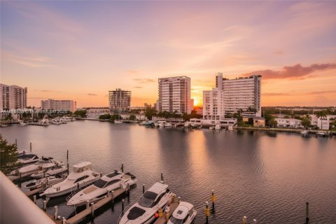 Снять в аренду кондоминиум в Норт-Бей-Виллидж, Флорида 3 спальни, 130.99м2, № 1943781 - фото 1