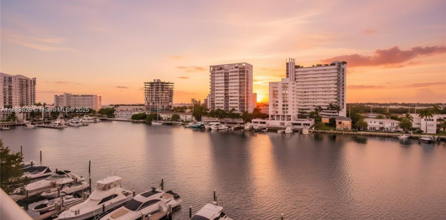 Кондоминиум с 3 спальнями в Норт-Бей-Виллидж, Флорида № 1943781