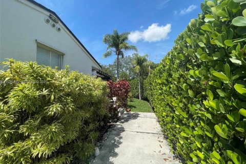 Casa en alquiler en Miami, Florida, 2 dormitorios, 109.9 m2 № 1993577 - foto 1