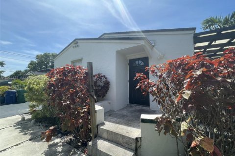 Casa en alquiler en Miami, Florida, 2 dormitorios, 109.9 m2 № 1993577 - foto 2