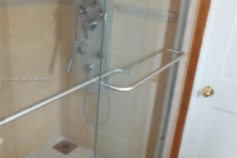 Casa en alquiler en Miami, Florida, 2 dormitorios, 109.9 m2 № 1993577 - foto 11