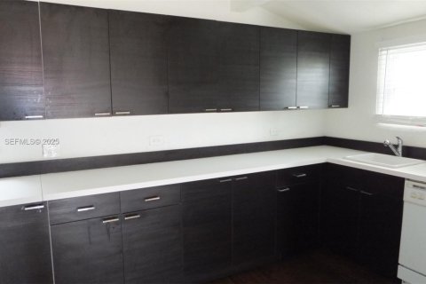 Casa en alquiler en Miami, Florida, 2 dormitorios, 109.9 m2 № 1993577 - foto 10