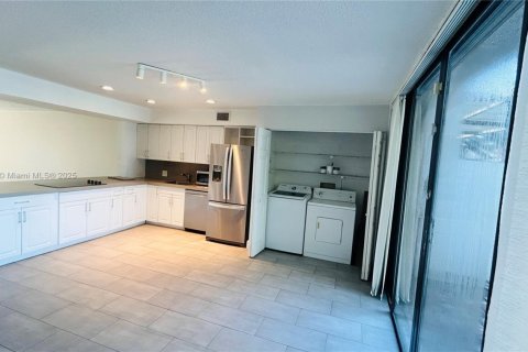 Купить таунхаус в Пемброк-Пайнс, Флорида 2 спальни, 137.68м2, № 1950060 - фото 3