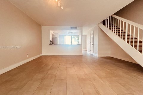 Купить таунхаус в Пемброк-Пайнс, Флорида 2 спальни, 137.68м2, № 1950060 - фото 2