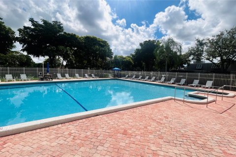 Купить таунхаус в Пемброк-Пайнс, Флорида 2 спальни, 137.68м2, № 1950060 - фото 17