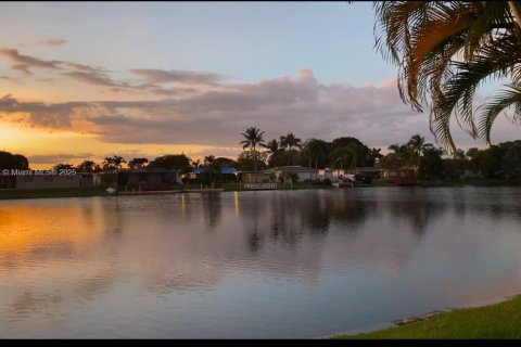 Купить таунхаус в Пемброк-Пайнс, Флорида 2 спальни, 137.68м2, № 1950060 - фото 24