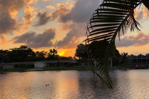 Купить таунхаус в Пемброк-Пайнс, Флорида 2 спальни, 137.68м2, № 1950060 - фото 20