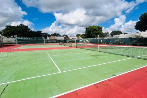 Купить таунхаус в Пемброк-Пайнс, Флорида 2 спальни, 137.68м2, № 1950060 - фото 19