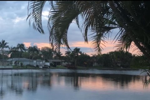 Купить таунхаус в Пемброк-Пайнс, Флорида 2 спальни, 137.68м2, № 1950060 - фото 22