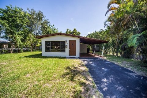 House in North Miami Beach, Florida 2 bedrooms, 92.9 sq.m. № 1891472 - photo 1