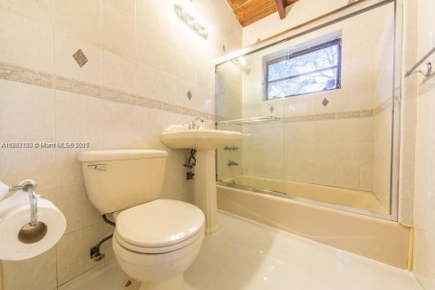 House in North Miami Beach, Florida 2 bedrooms, 92.9 sq.m. № 1891472 - photo 9