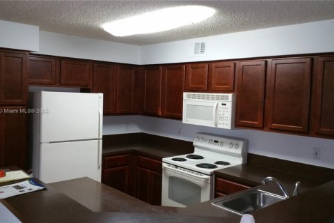 Copropriété à louer à Tamarac, Floride: 3 chambres, 130.81 m2 № 1946771 - photo 4