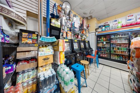 Propiedad comercial en venta en Miami, Florida № 2012715 - foto 30