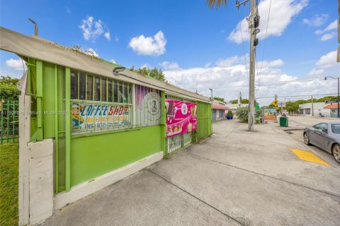 Propiedad comercial en venta en Miami, Florida № 2012715 - foto 28