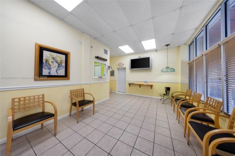 Propiedad comercial en venta en Miami, Florida № 2012715 - foto 14