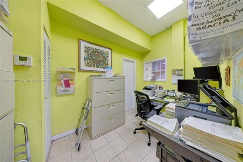 Propiedad comercial en venta en Miami, Florida № 2012715 - foto 20