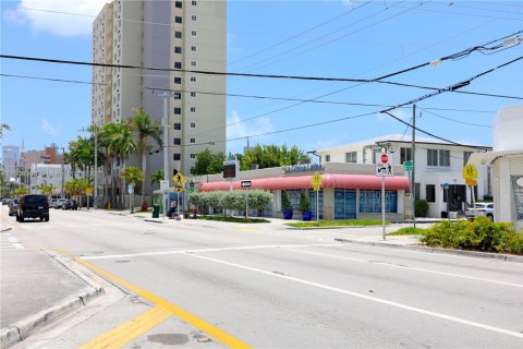 Propiedad comercial en venta en Miami, Florida № 2012715 - foto 11